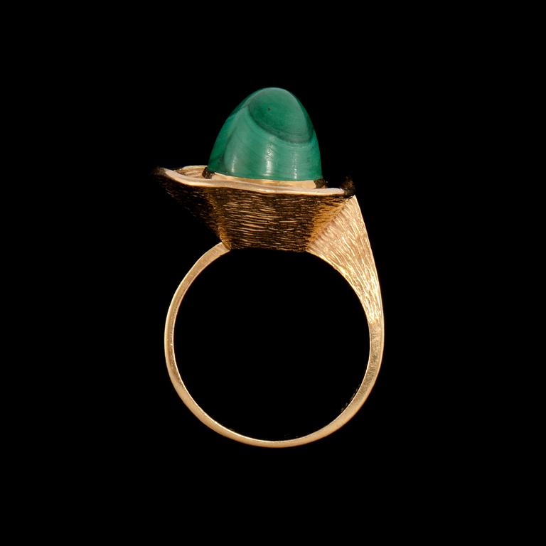 RING, 18k guld med cabochonslipad malakti, importstämplad. Vikt 8 g.