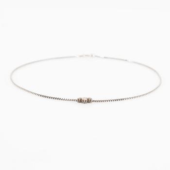 Collier, 18K vitguld med tre briljantslipade diamanter.