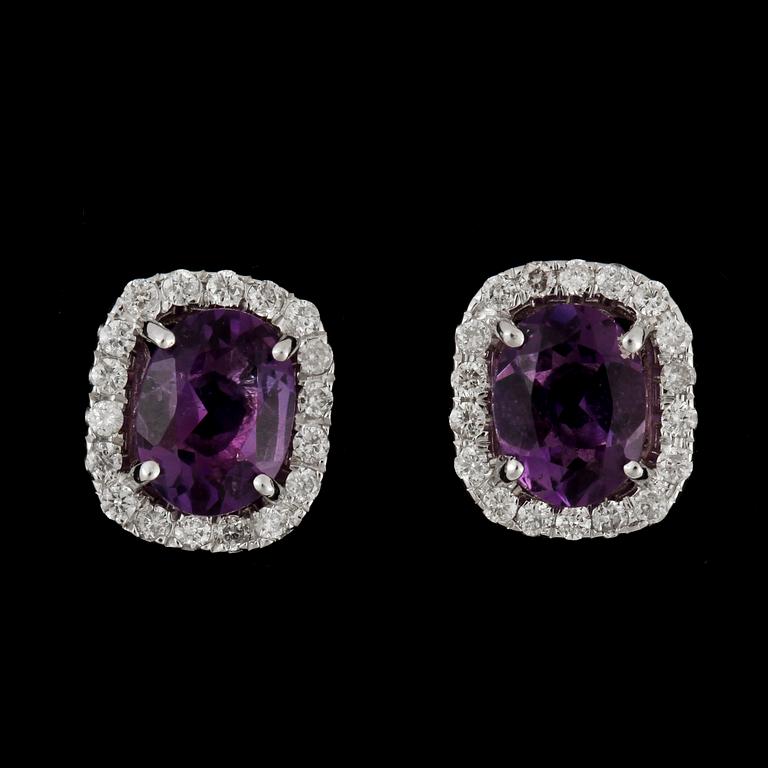 ÖRHÄNGEN, ett par, 14k vitguld med ametister och briljantslipade diamanter tot ca0,36ct. 2000-tal. Vikt 2,9g.