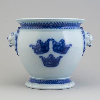 JOSEF EKBERG, a glazed porcelain "Three Crown" coat of arms flower pot, Gustavsberg, Sweden 1911.