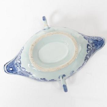 A Chinese blue and white export porcelain sauce boat and a sauce bowl, Qing dynasty, Qianlong (1736-95).