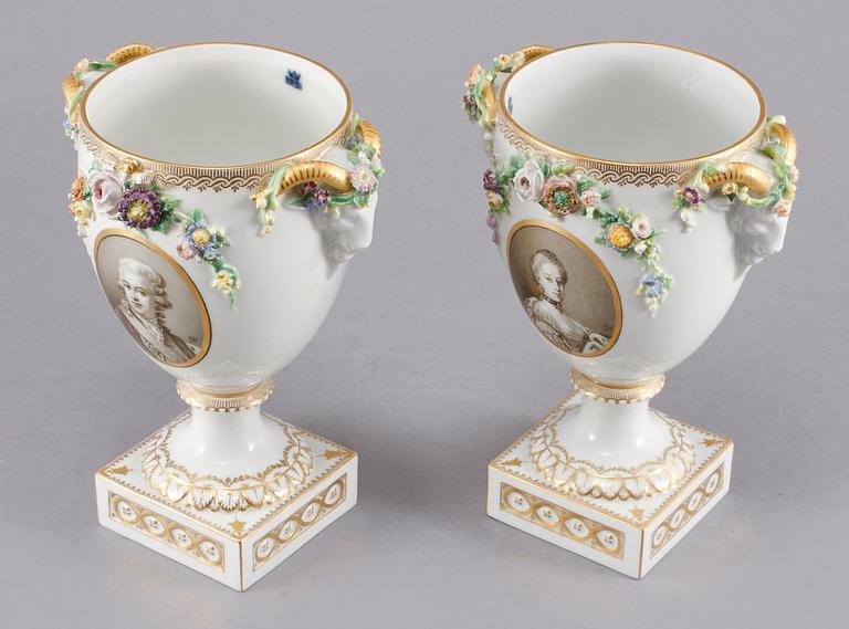 LOCKURNOR, ett par, porslin, Royal Copenhagen, tidigt 1900-tal.