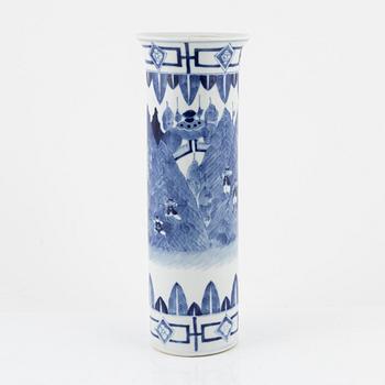 A porcelain vase, China, 20th century.