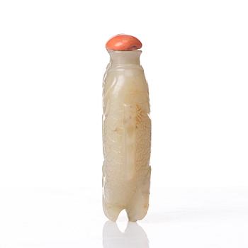 A nephrite double fish snuff bottle with stoppers, Qing dynasty (1664-1912).