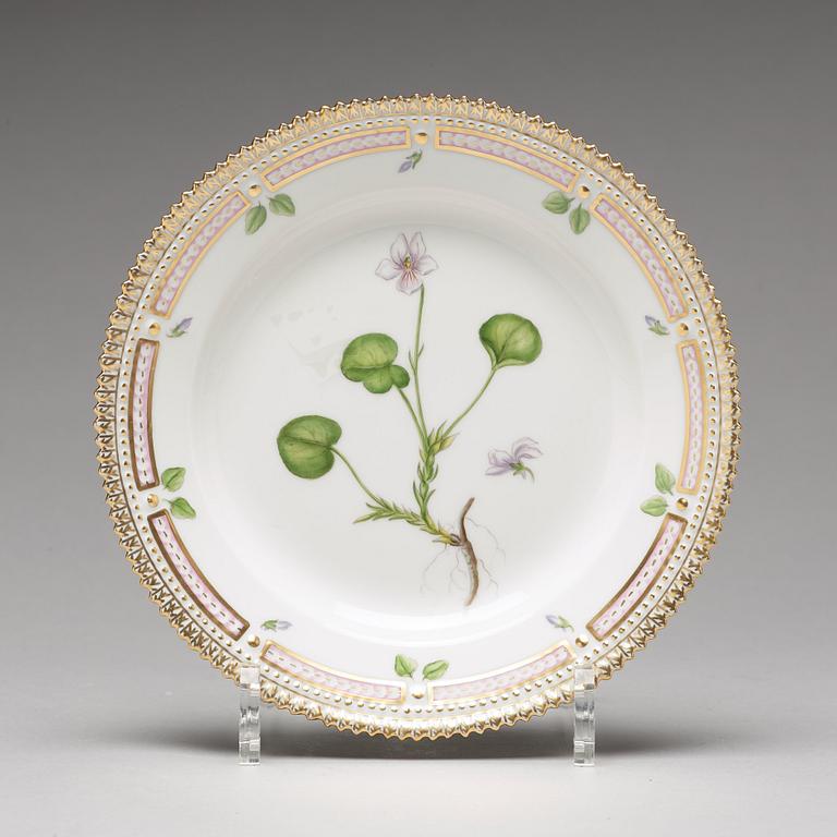 ASSIETTER, 12 stycken, porslin. "Flora Danica", Royal Copenhagen, Danmark, 1900-tal.