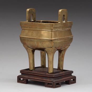 RÖKELSEKAR, polerad brons. Sen Qingdynasti (1644-1912).