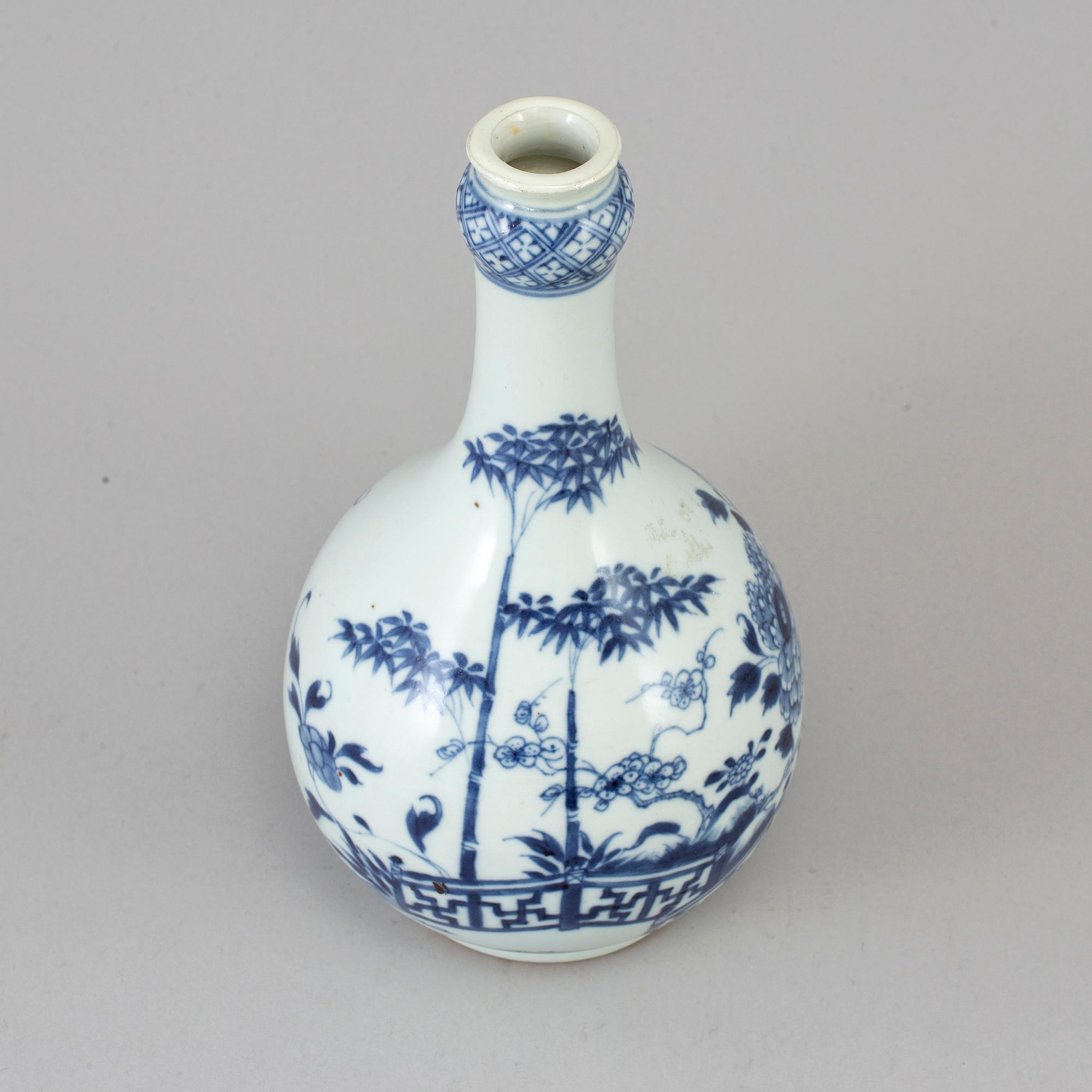 A blue and white vase, Qing dynasty, Qianlong (1736-95).