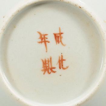 FAT, sex stycken, samt SKÅLFAT, 10 stycken, porslin. Sen Qing dynasti (1644-1912), Chenghuas fyra karaktärers märke.