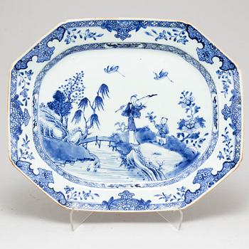 A blue and white serving dish, Qing dynasty, Qianlong (1736-95).