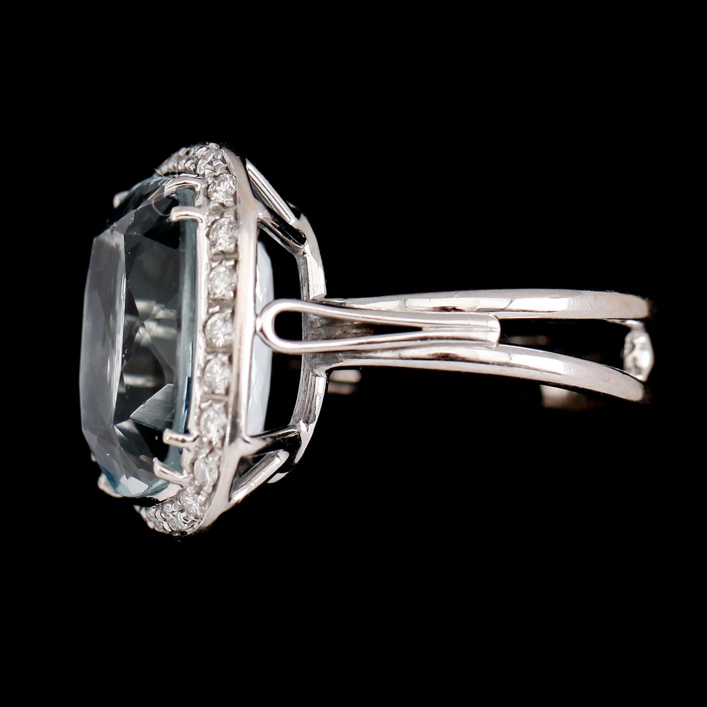 RING, 18 k vitguld, akvamarin och briljantslipade diamanter.
