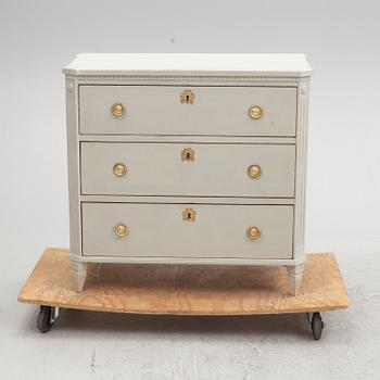 Chest of drawers, Gustavian style, 20th century.