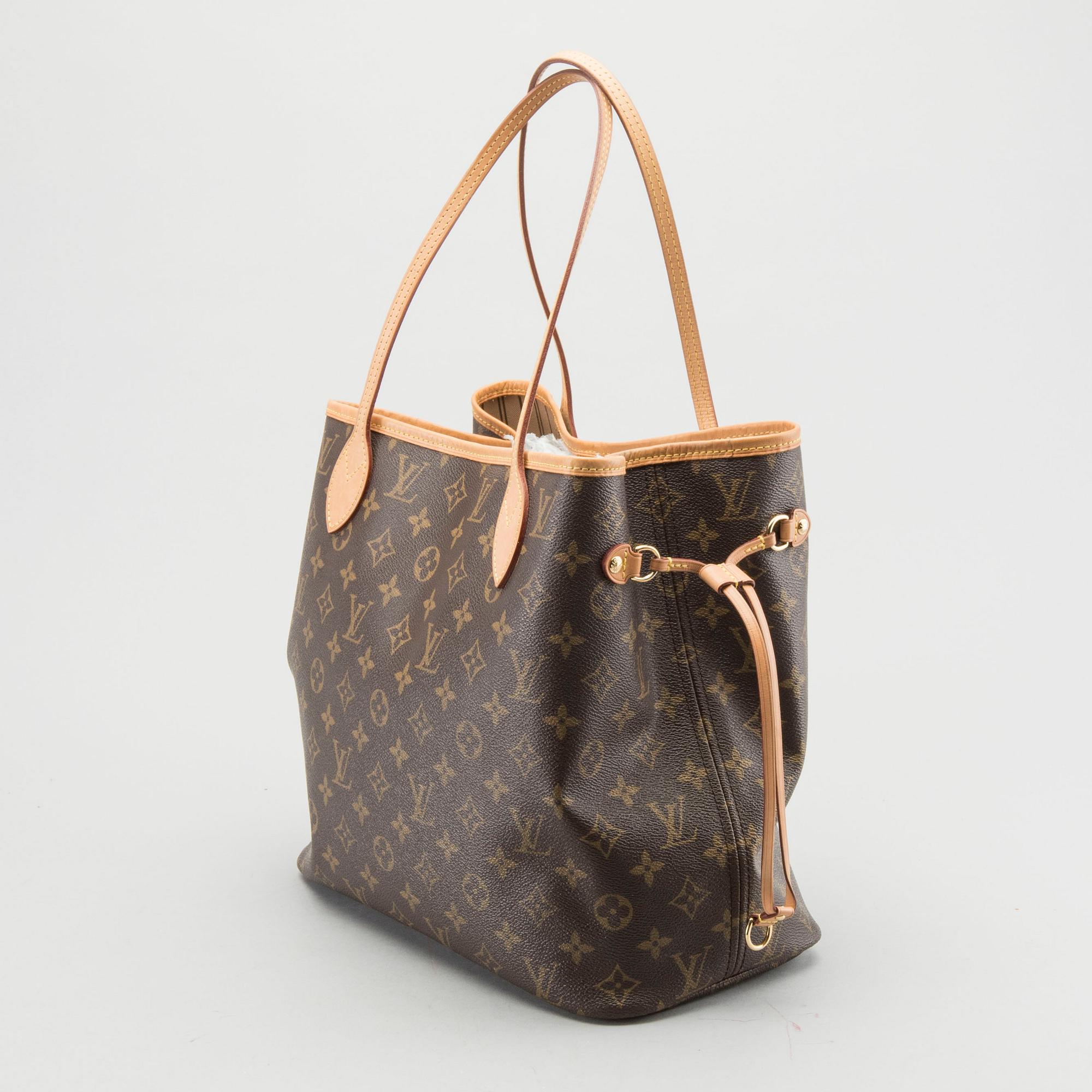 A Louis Vuitton Neverfull MM bag.