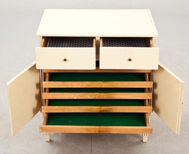 SKÅP/POTTSKÅP, sengustavianskt. 1800-tal, sk herrgårdssnickeri.