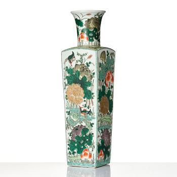 Vas, porslin. Qingdynastin, 1800-tal.