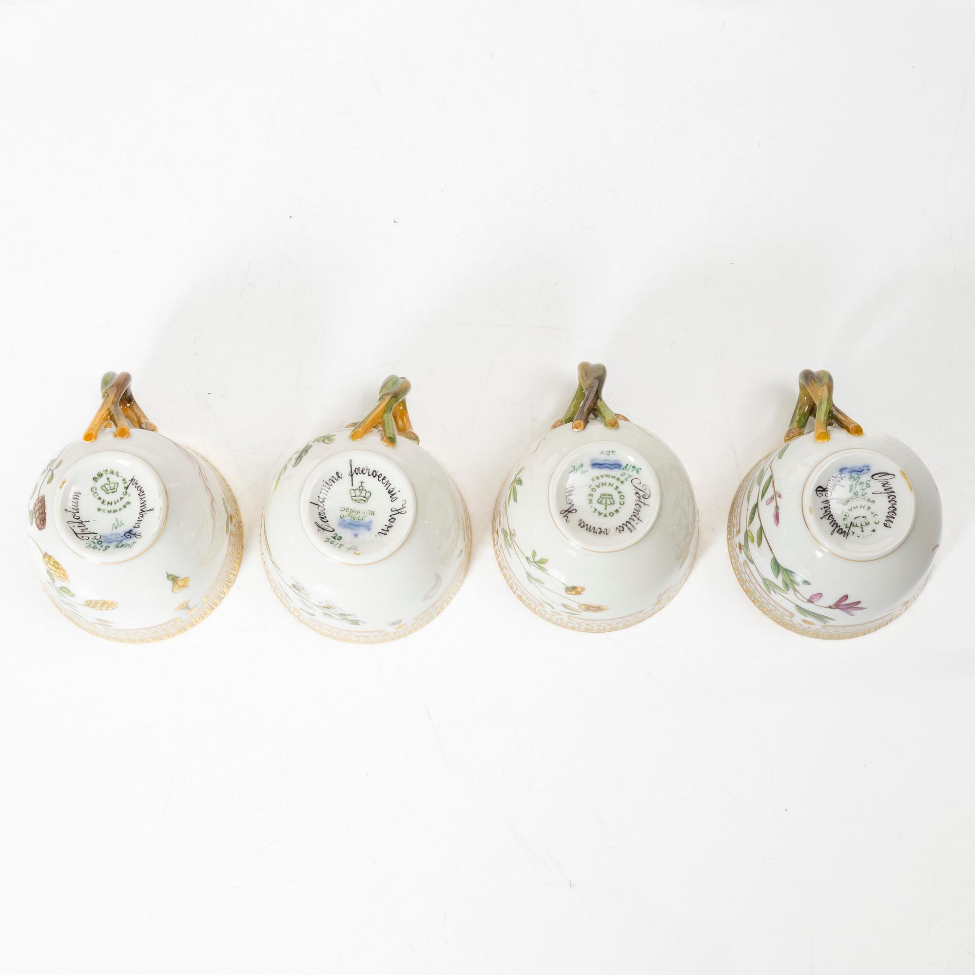 Kaffekoppar med fat, fyra stycken, porslin. 'Flora Danica', Royal Copenhagen, Danmark, 1900-tal.