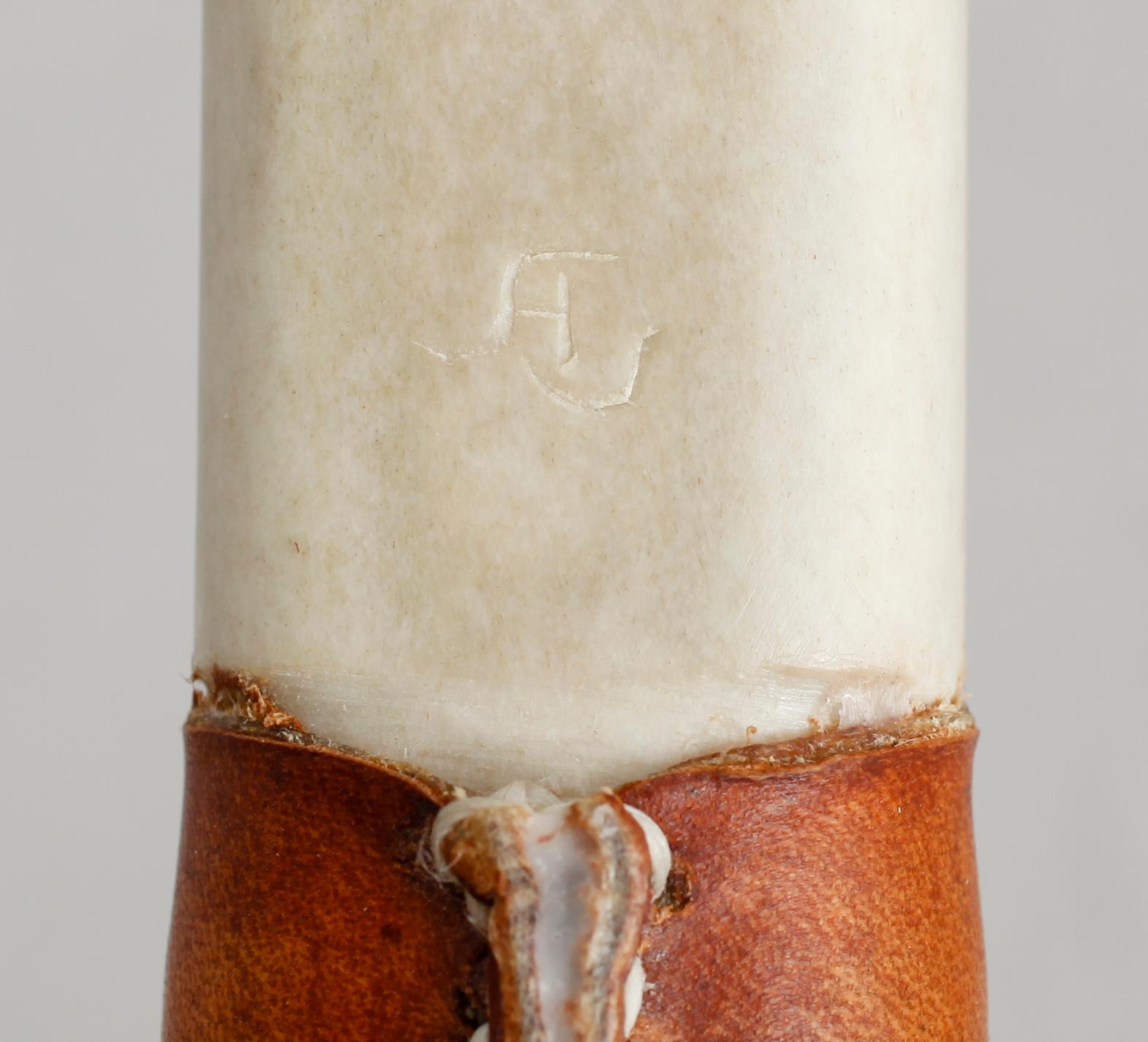 SAMEKNIVAR, 2 st, ben och läder, monogramsignerade.