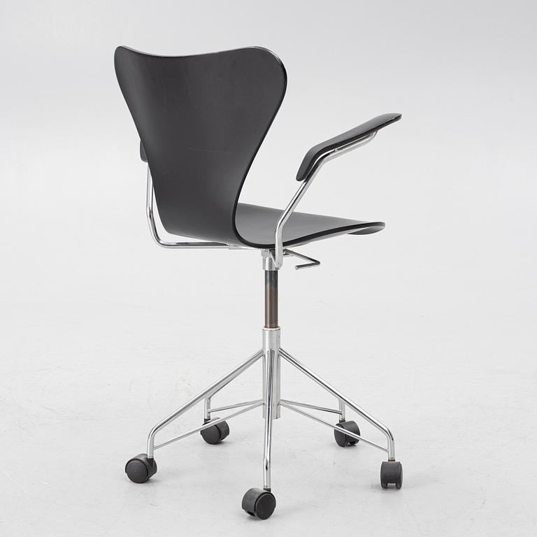 Arne Jacobsen, a model 3217 "Seven" desk chair, Fritz Hansen, Denmark, 1999.