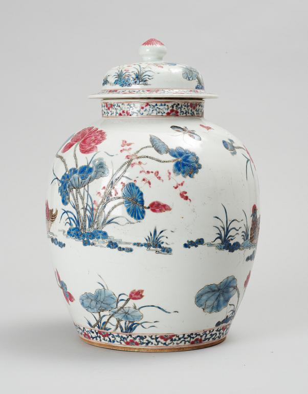 URNA med LOCK. porslin. Kina. 1900-tal.