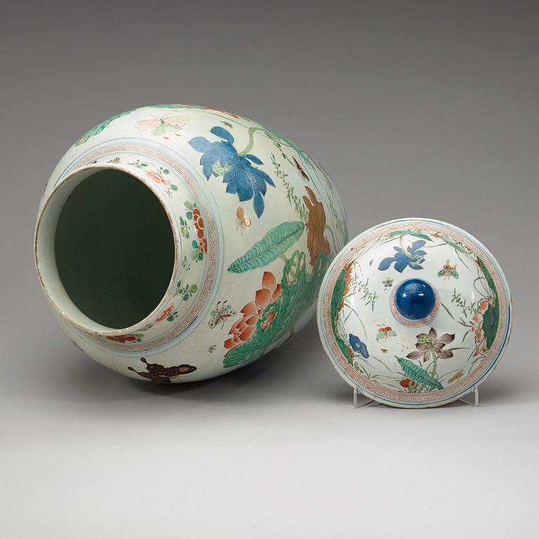 A large famille verte jar with cover, Qing dynasty, Kangxi (1662-1722).
