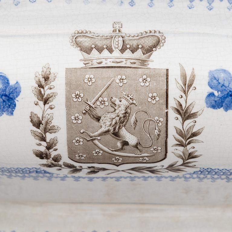 A soup tureen and egg cup with Finnish coat of arms. Possibly Charles Meigh & Son's, England (1835-1861).