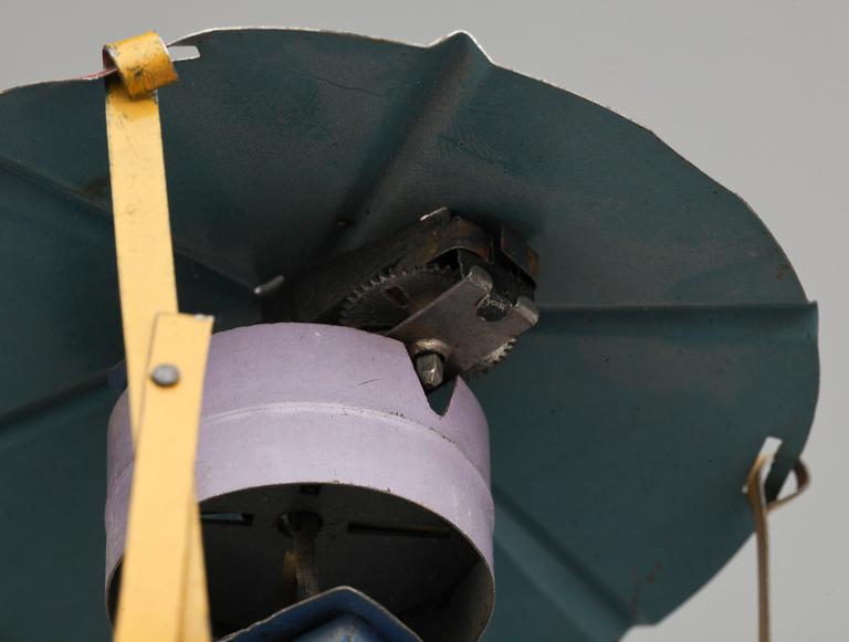 PLÅTLEKSAKER, 2 st, 1900-talets första hälft.