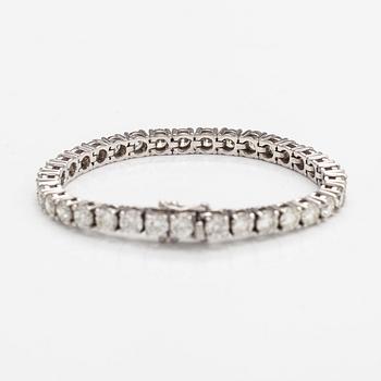 A 14K white gold tennis bracelet with diamonds ca. 13.70 ct in total. With certificate.