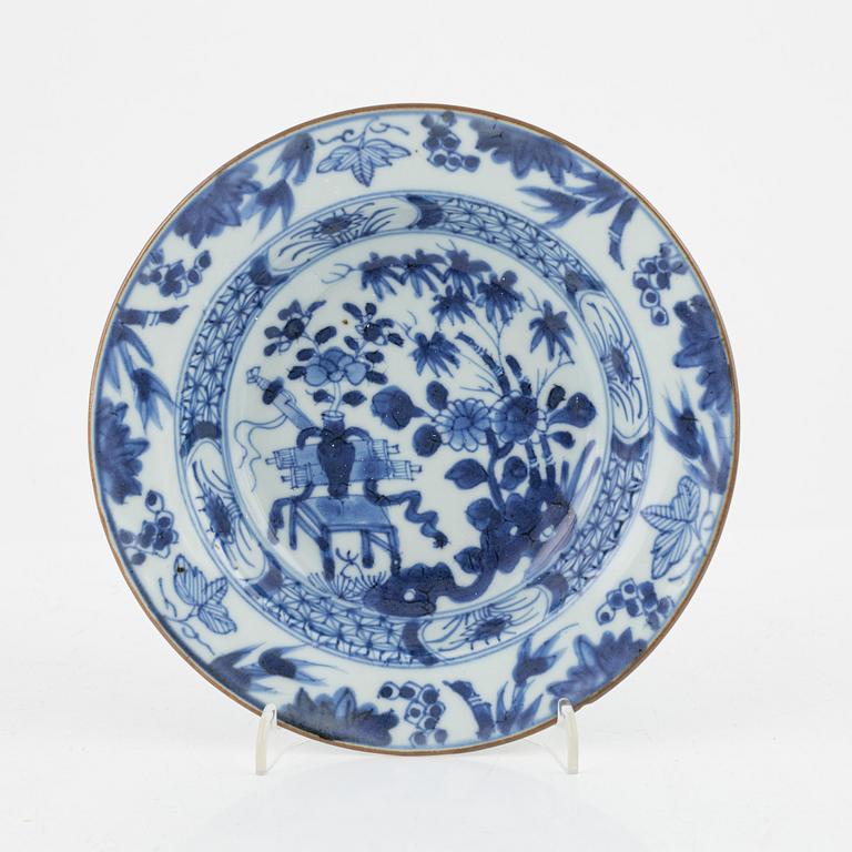 Servisdelar, porslin, 43 st, Kina, Qingdynastin, mestadels Qianlong (1735-95).