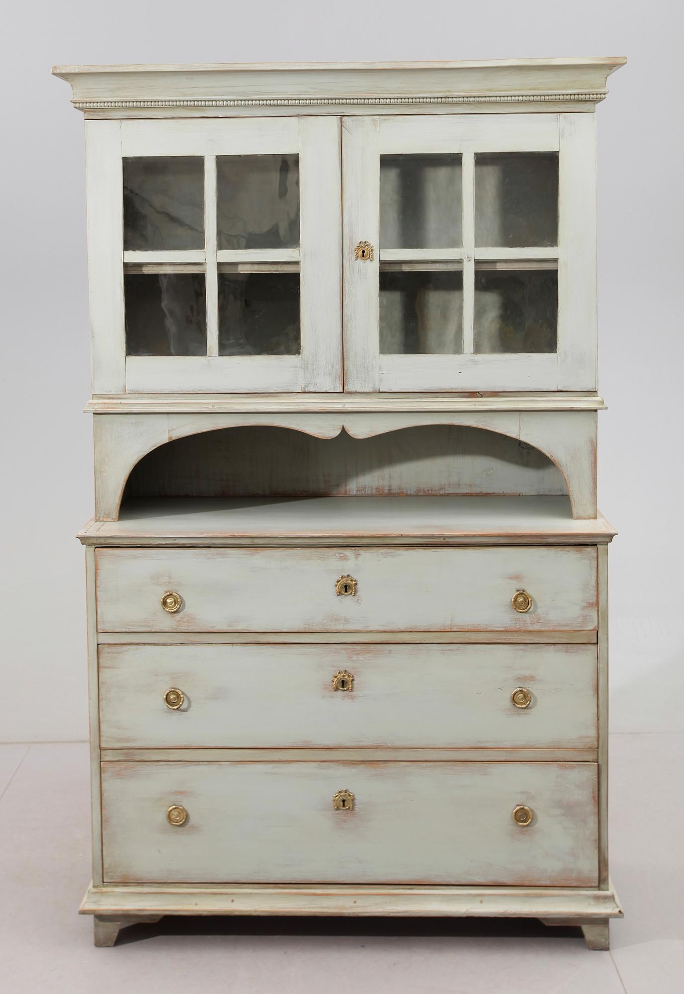 VITRINSKÅP, 1800-talets första hälft.