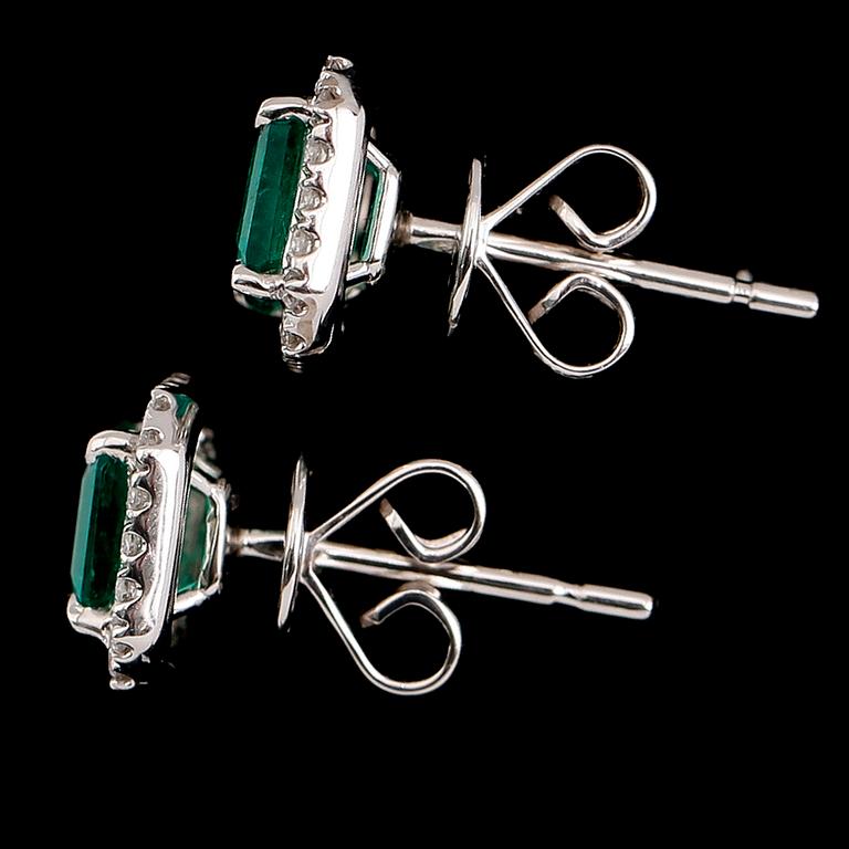ÖRHÄNGEN, 1 par, 18 k vitguld, smaragder tot ca 1.10 ct, briljantslipade diamanter tot ca 0.20 ct.