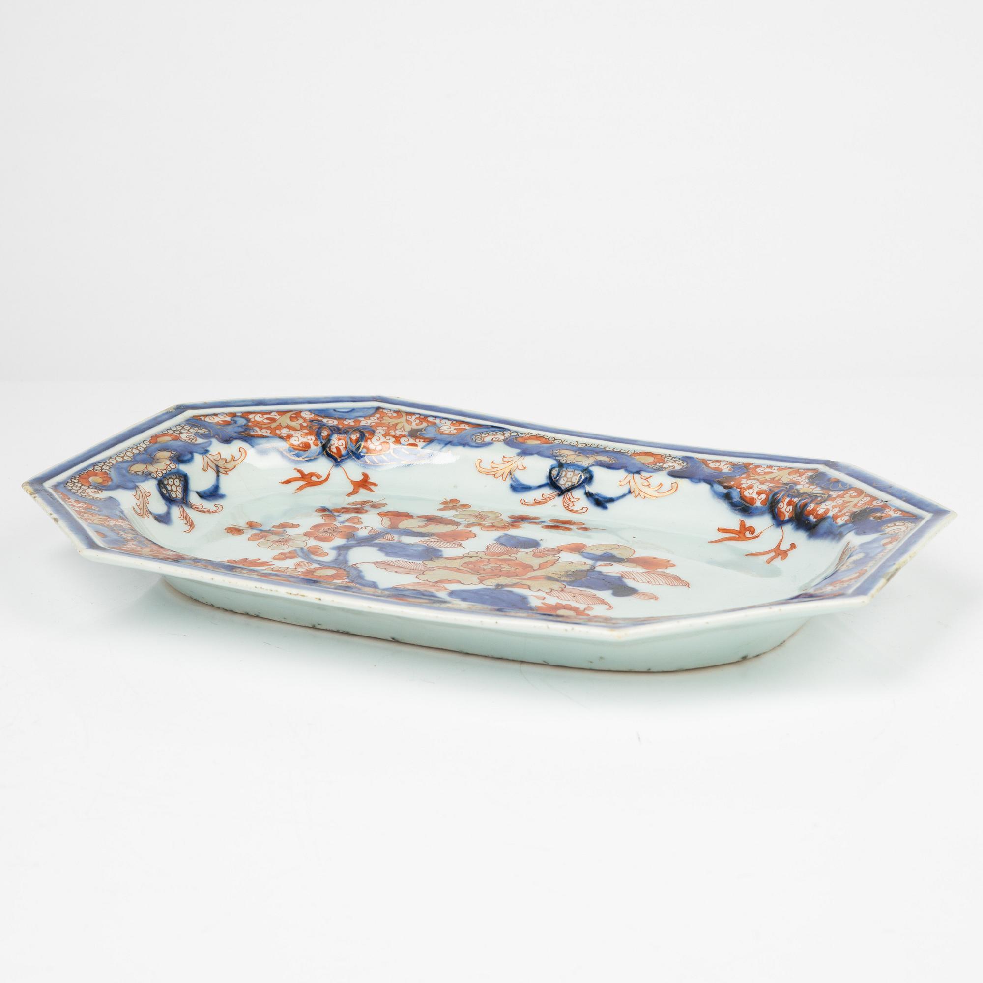 A Chinese porcelain dish, Qing Dynasty, Qianlong (1736-95).