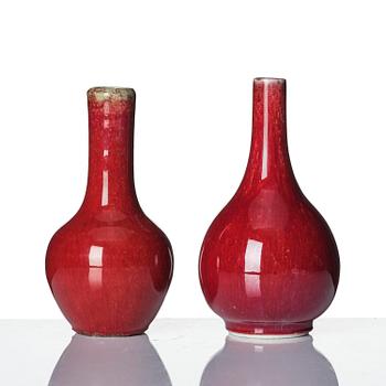 Vaser, två stycken, porslin. Qingdynastin, 1700-/1800-tal samt figurin/rökelshållare, keramik. Sen Mingdynasti.
