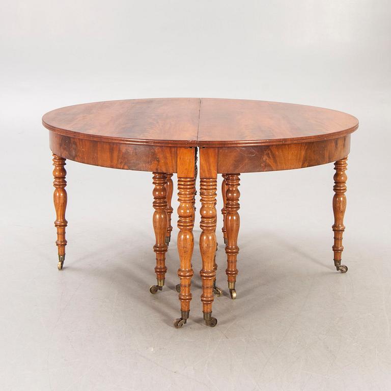 A Neo Renaissance mahogany dining table later part of the 19th century.