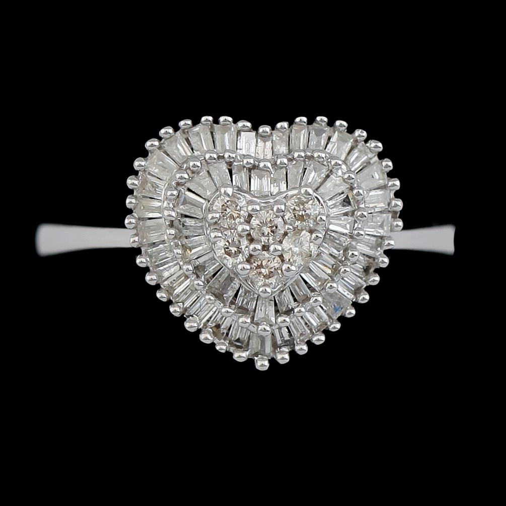 RING, 18K vitguld, åttkant och baguetteslipade diamanter tot ca 0.43 ct.