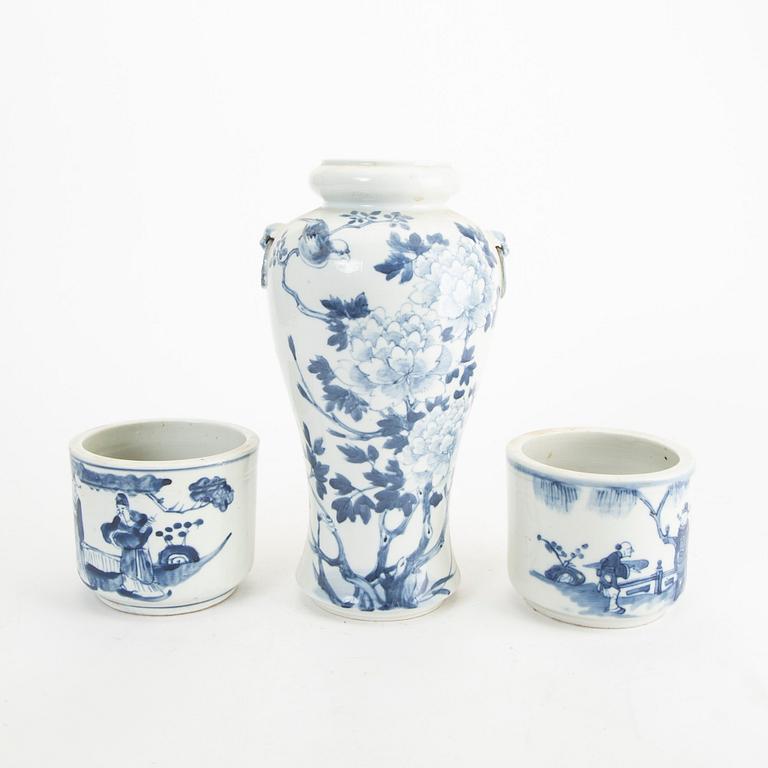 A matched set of two blue and white flower pots and a vase, late Qing dynasty.