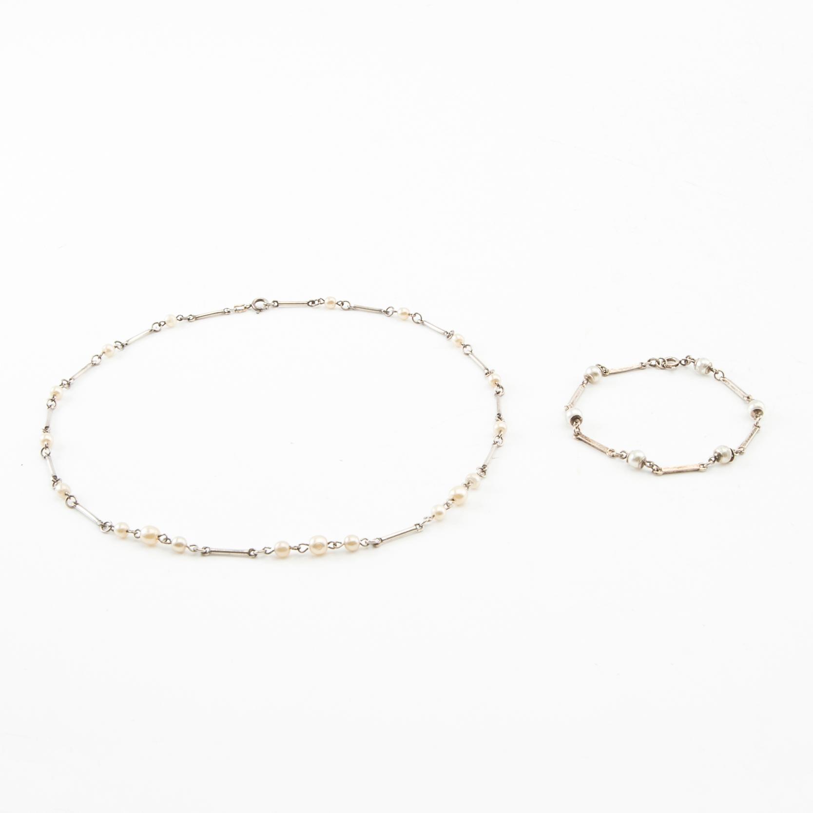 Halsband och armband silver och pärlor svenska importstämplar.