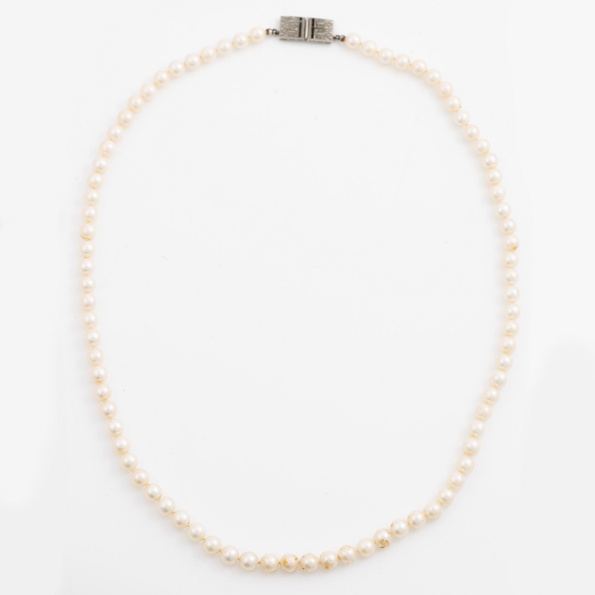 Pärlcollier med odlade pärlor, lås 18K vitguld med rosenslipade diamanter och carréslipade safirer.