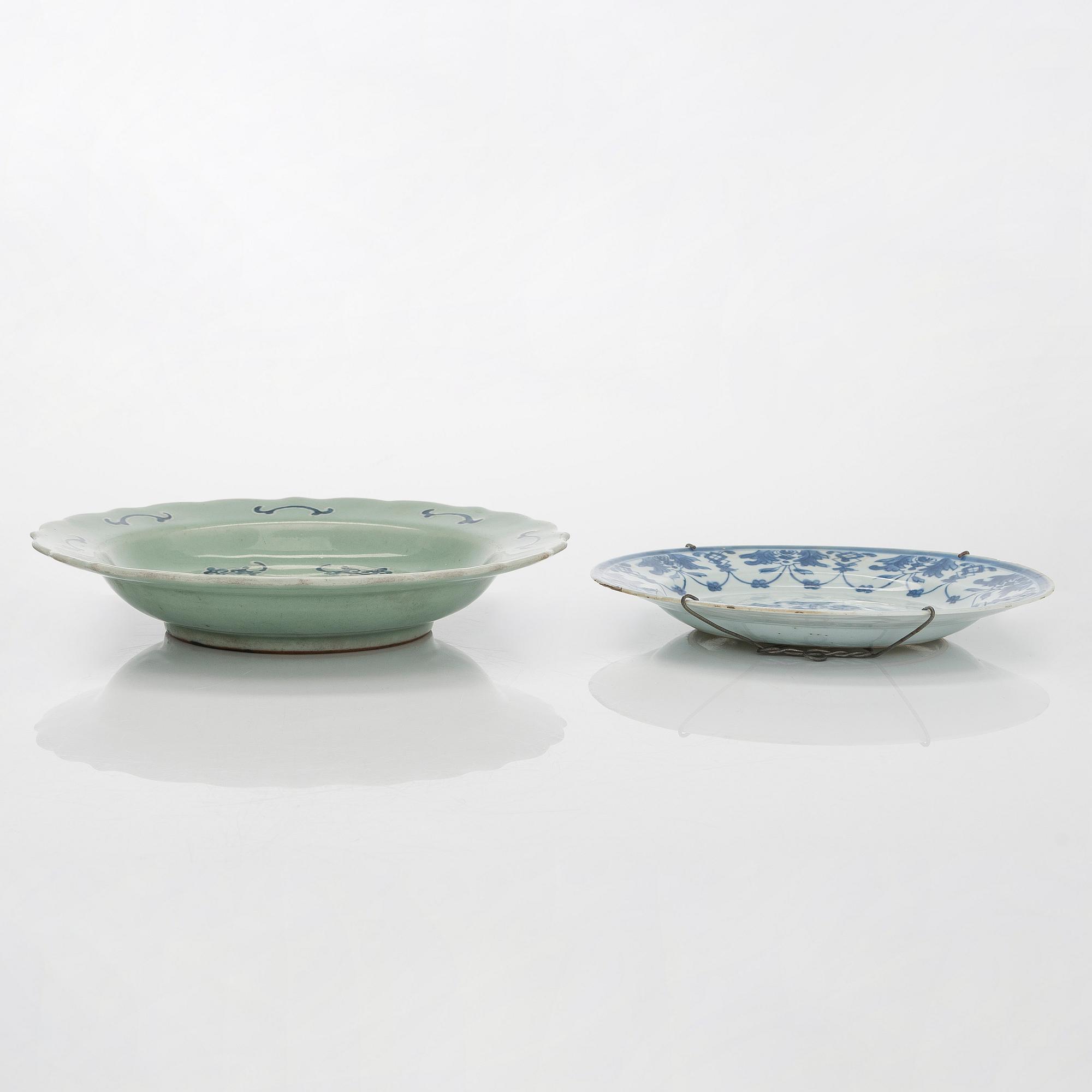 Two blue and white dishes and a vase, China, 18th/20th century.