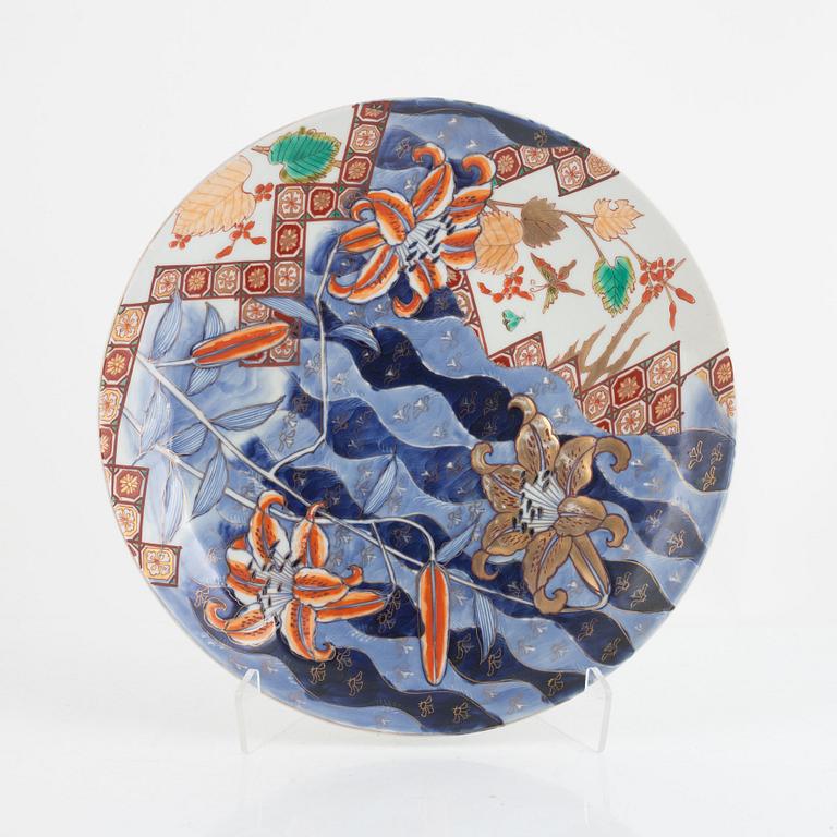 An Imari porcelain dish, Japan, Meiji (1868-1912).