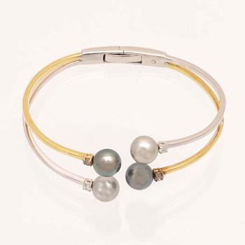 An 18K white- and yellow gold bracelet with round brilliant cut diamonds and cultured Tahitian pearls, Damiani Italy.