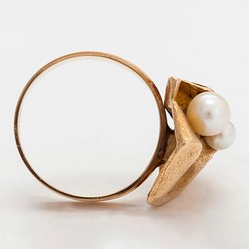 Björn Weckström, Sormus "Särkynyt lehti", 14K kultaa ja viljellyt helmet. Lapponia 1970.