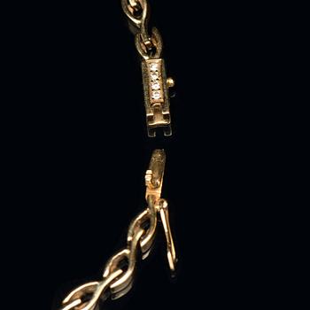 A NECKLACE, engraved aquamarine, brilliant cut diamonds, 18K gold.