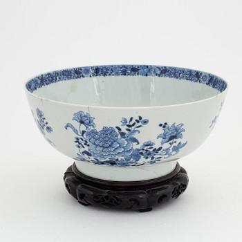 A blue and white punch bowl, Qing dynasty, Qianlong (1736-95).