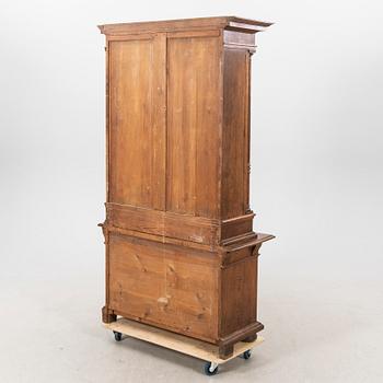 An oak bookcase around 1900.