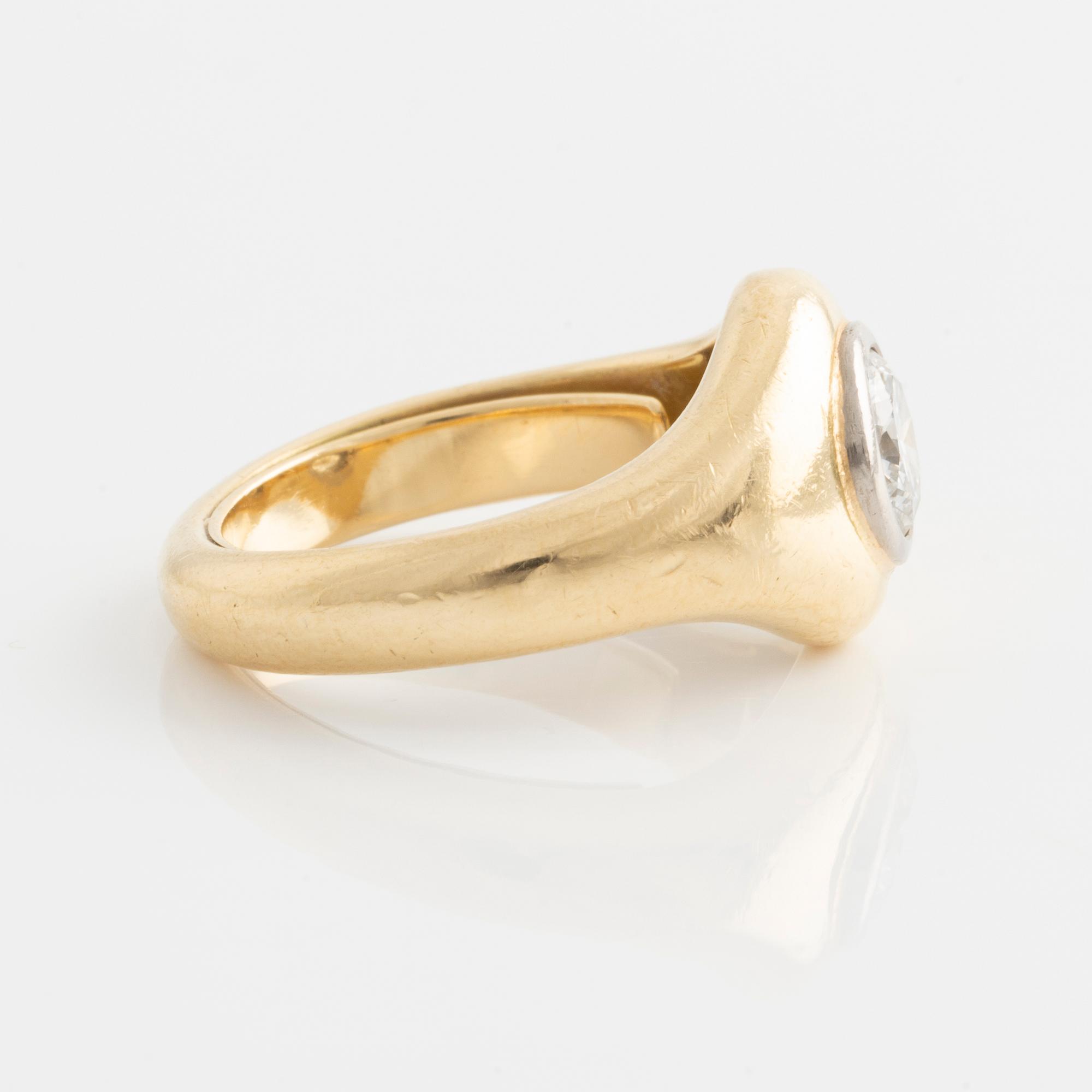 Ring with brilliant-cut diamond.
