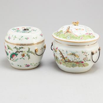 Two famille rose jars with covers, Qing dynasty, late 19th/early 20th century.