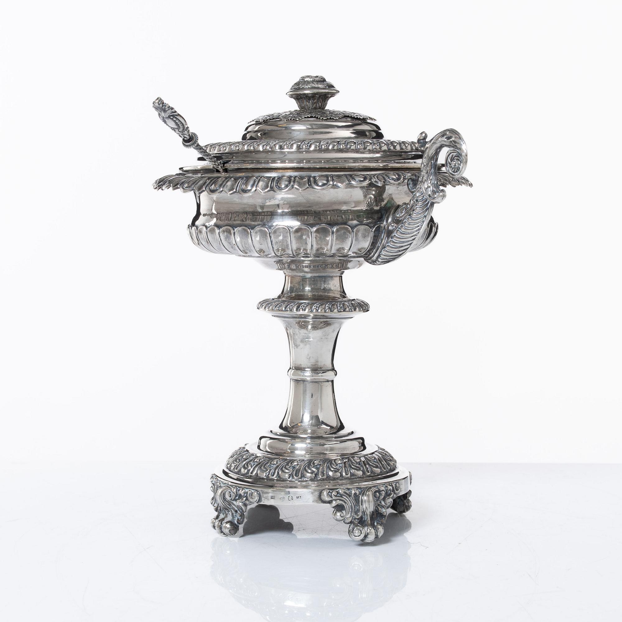 Sockerskål på fot, silver, Fredrik Nymansson, Kristinehamn 1839. Senempire.