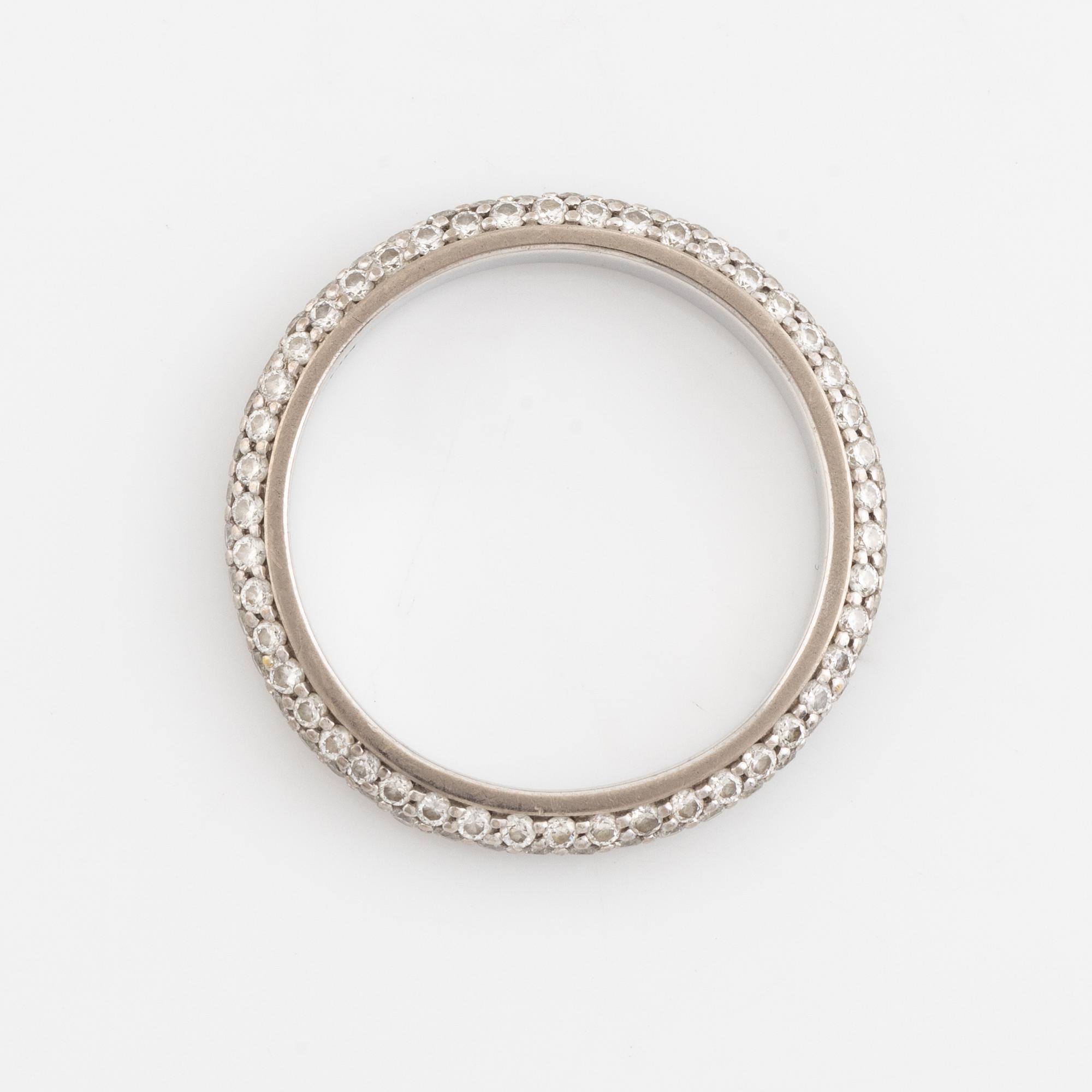 An Engelbert ring "Petite Pavé".