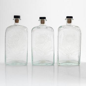 Brännvinsflaskor, 3 st, i schatull, Cederbergs Glasbruk, 1800-talets första hälft.