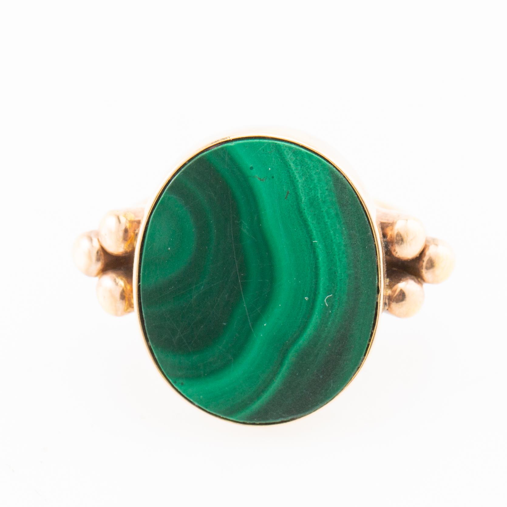 Ring 18K gold with polished malachite.