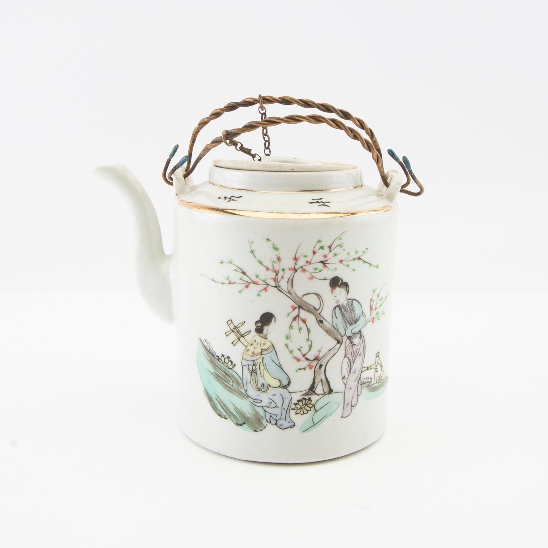 A group of Chinese porcelain, late Qing dynasty/20th Century.